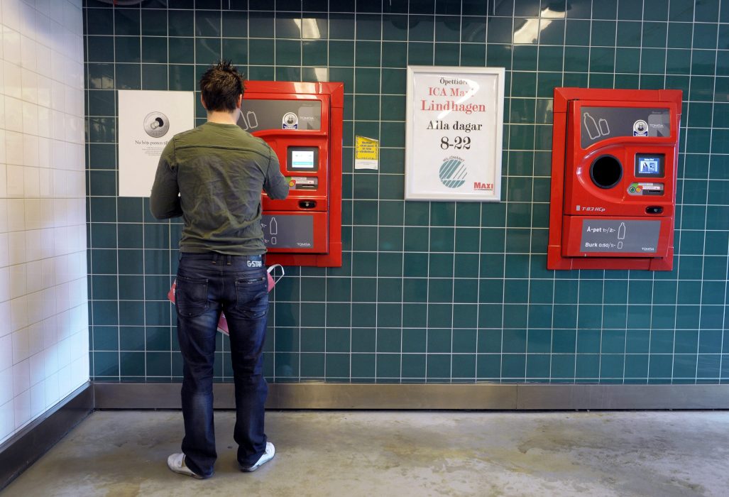STOCKHOLM 20110506
Pant p returburkar har hˆjts frÂn 50 ˆre till 1 kronor. Samtidigt har panten p PET-flaskor hˆjts till 2 kronor
Foto: Janerik Henriksson / SCANPIX / Kod 10110