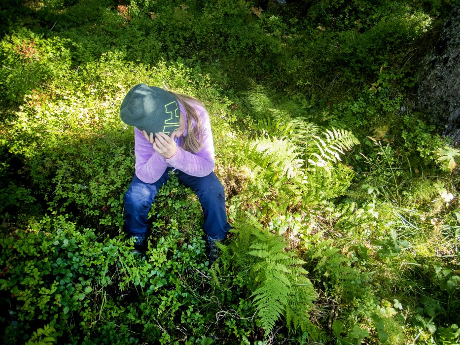 Trondheim 20180909.
Unge som er lei seg ute på tur i skogen.
Modellklarert. Brukes i positiv sammenheng.
Foto: Gorm Kallestad / NTB scanpix / TT / kod 20520