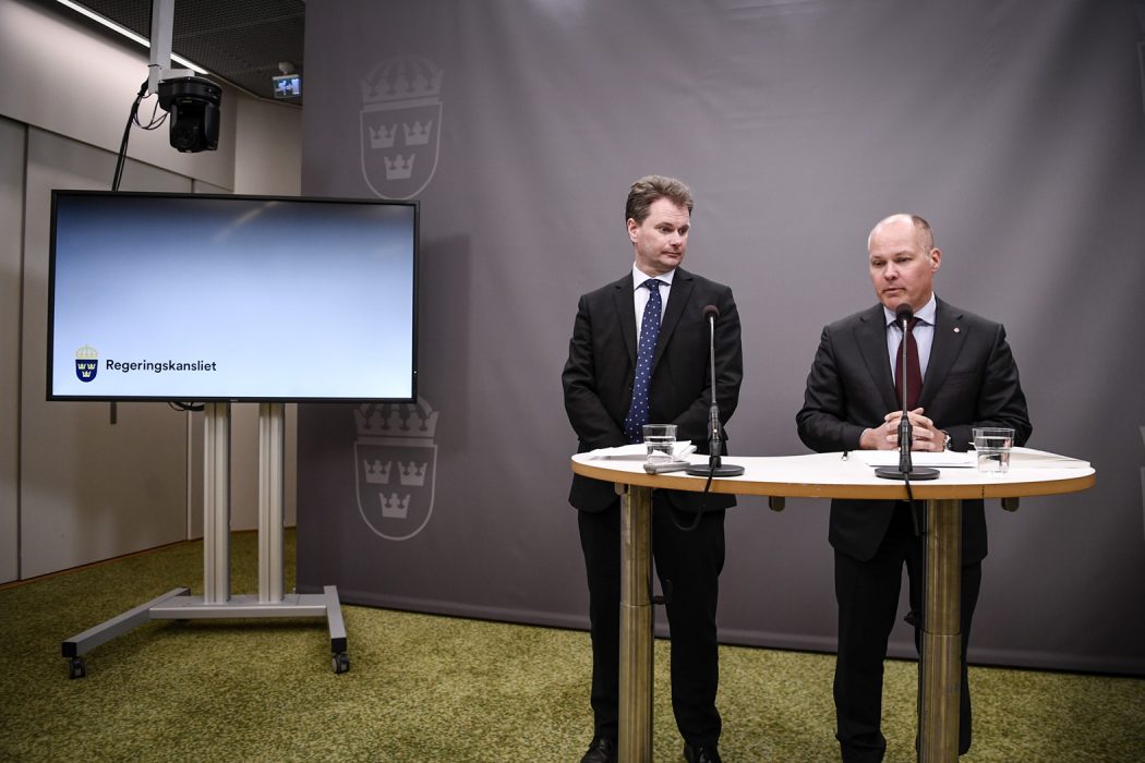 STOCKHOLM 20190227
Utredningen Kamerabevakning i kollektivtrafiken ˆverl‰mnas till justitie- och migrationsminister Morgan Johansson (S) av s‰rskilde utredaren, Johan Sjˆˆ (tv).
Foto: Erik Simander / TT / kod 11720