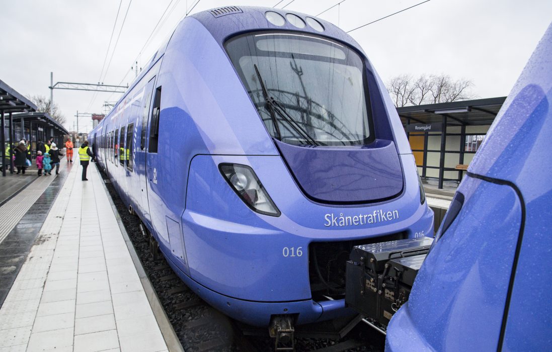 MALMÖ 2018-12-08
Premiärtursresenärer på perrongen på Station Rosengård i Malmö. På lördagen invigdes den nybyggda tågstationen på Rosengård i Malmö. Från och med söndag körs persontågstrafik med Pågatåg på Kontinentalbanan med stopp på stationerna Östervärn, Rosengård, Persborg, Svågertorp och Hyllie. Persontågtrafiken är resultatet av ett EU-finansierat samarbete mellan Malmö stad, Trafikverket och Region Skåne.
Foto: Johan Nilsson / TT / Kod 50090
