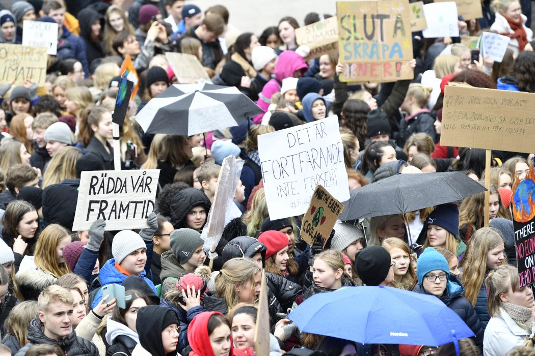 STOCKHOLM 20190315
Demonstranter som ska deltar i den globala kllimatstrejken "Global strike for future" samlas på Sergels torg i Stockholm.
Foto: Henrik Montgomery / TT kod 10060