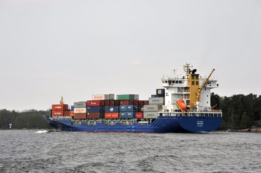 STOCKHOLM 2013-05-19
Containerfartyget Morsum på väg i Furusundsleden med full last.
Foto Hasse Holmberg / SCANPIX Kod 96