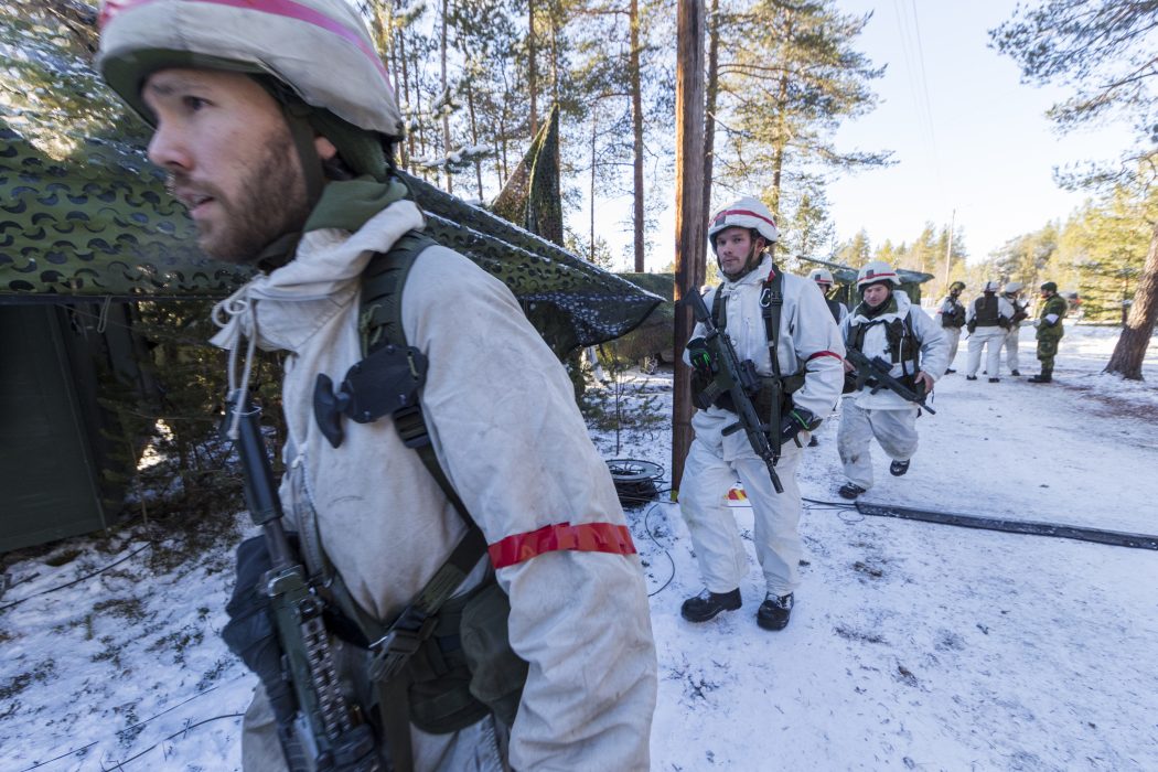 OS 20181027.
Soldater fra en svensk panserbataljon på Os i forbindelse med militærøvelsen Trident Juncture på Røros lørdag. Det er den største NATO-øvelsen i Norge siden den kalde krigens opphør, og NATO oppgir at øvelsen samler rundt 50 000 deltakere, 250 luftfartøyer, 65 skip og 10 000 landkjøretøyer fra 31 nasjoner.
Foto: Heiko Junge / NTB scanpix / TT / kod 20520
