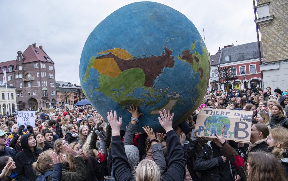LUND 20190315
Demonstranter som deltar i den globala klimatstrejken "Global strike for future" p Stortorget i Lund p fredagen.
Foto: Johan Nilsson / TT / Kod 50090