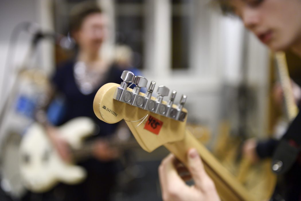 STOCKHOLM 20161128
Elever spelar gitarr och sjunger i Kulturskolan i Stockholm.
Foto: Henrik Montgomery / TT / kod 10060