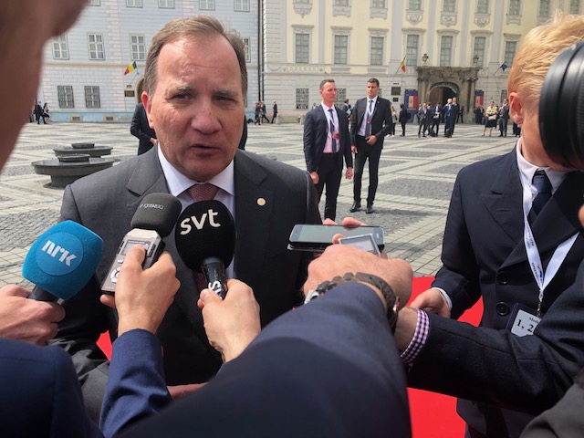 Statsminister Stefan Löfven (S) pratar med journalister i samband med EU-toppmötet i Sibiu.
