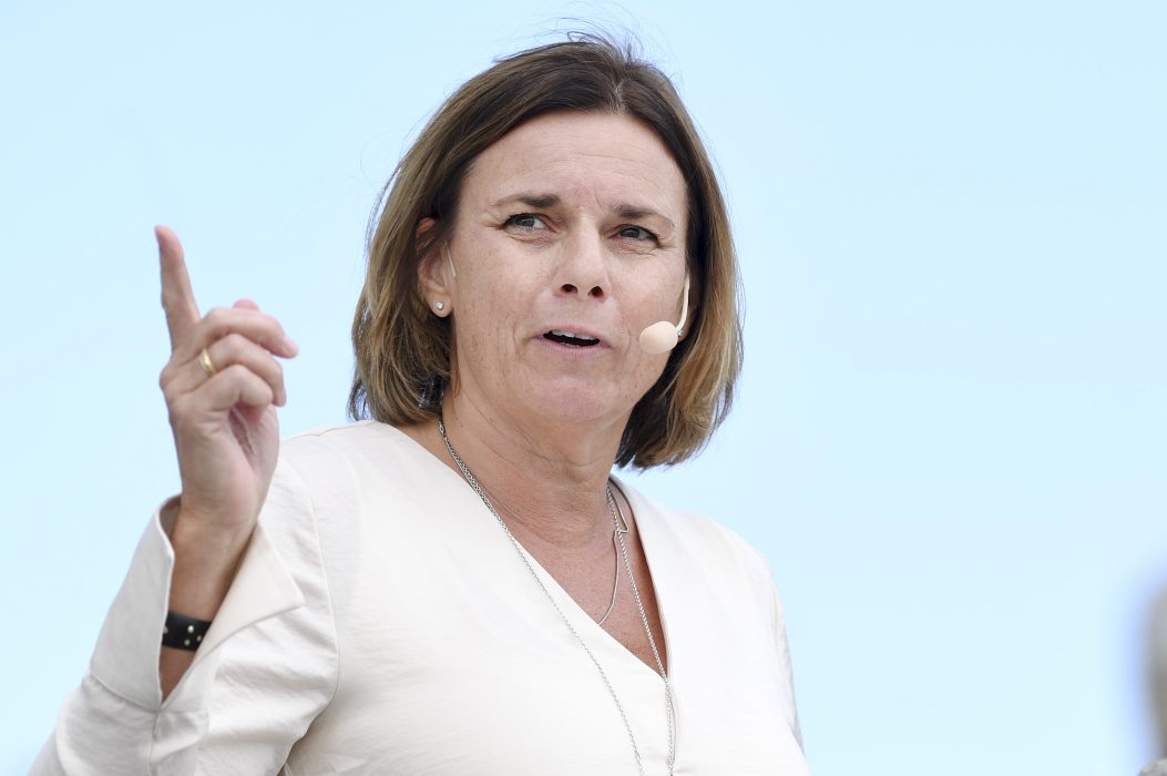 STOCKHOLM 2019-08-17
Miljöpartiets språkrör Isabella Lövin håller sommartal i Gustavsbergs gästhamn på Kattholmen i Värmdö.
Foto: Fredrik Sandberg/TT Kod 10080