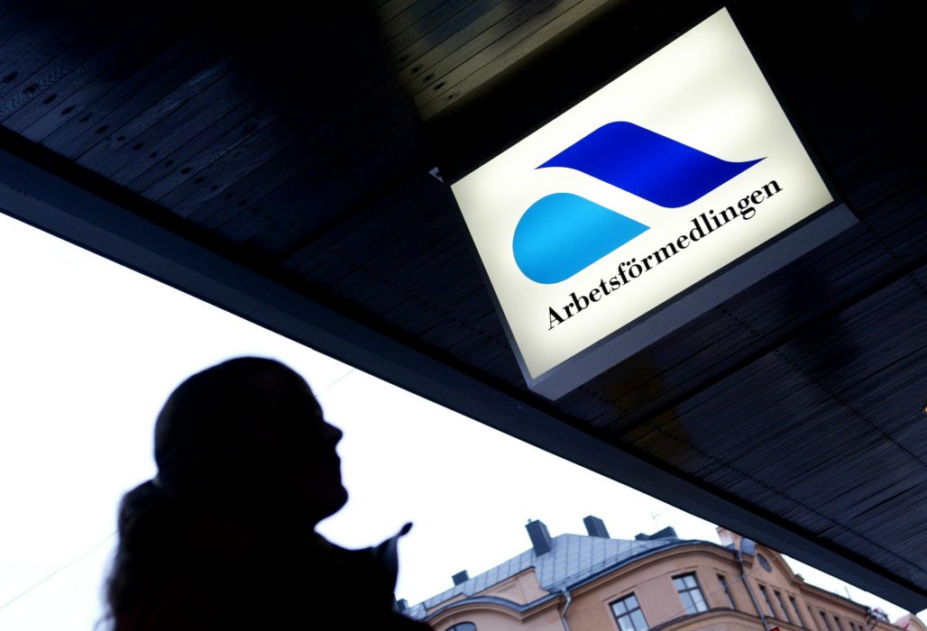 Ensamkommande flickor har svårare att ta sig in på arbetsmarknaden än ensamkommande pojkar som kommit till Sverige.