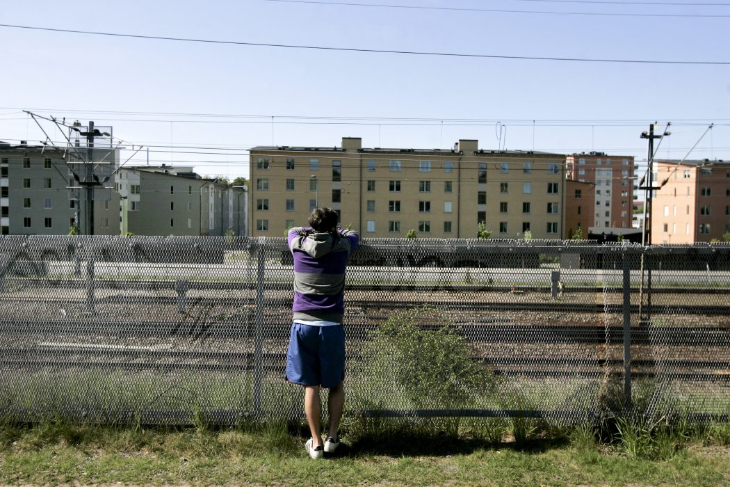 STOCKHOLM 20090516
En ung arbetslˆs och sysslolˆs man vid en pendeltÂgstation
Foto: Mats Andersson / SCANPIX / Kod 62210