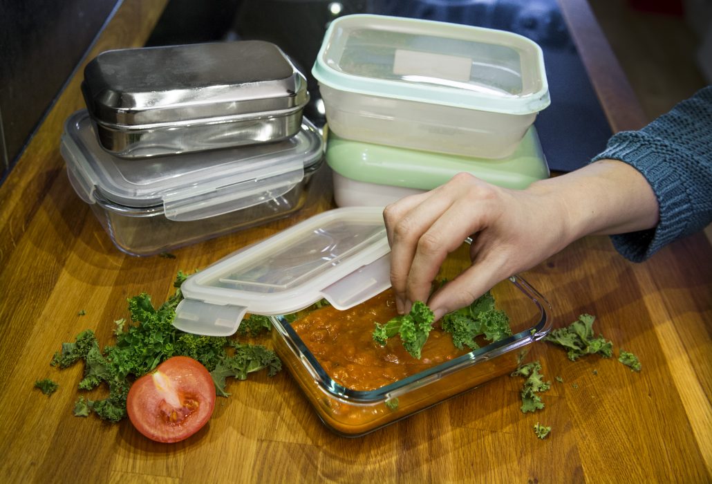 STOCKHOLM 20160205
Test av matlådor. Matlådor i plast väger lite i väskan, men de är svårare att hålla rena och fräscha än lådor i glas och rostfritt stål.
Foto: Claudio Bresciani / TT / Kod 10090
