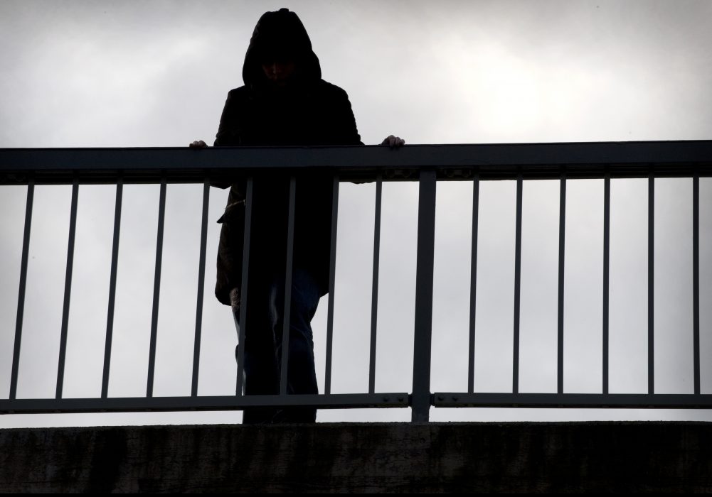 Regeringen ger Socialstyrelsen i uppdrag att förbättra kunskapen om att förebygga och förhindra självmord.