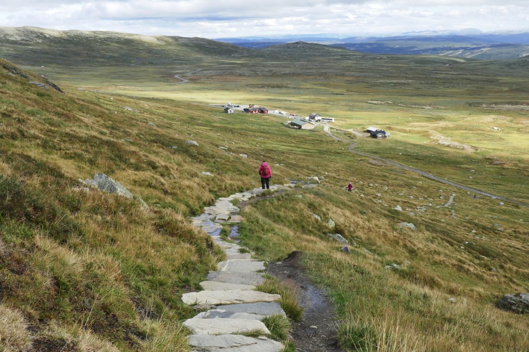 Hallingskarvet 20180817.
Fjellvandrere på den trapplagte stien opp til Prestholtskaret (1859 m.o.h.) med Prestholtseter (i bakgrunnen). Turisthytta som ligger helt oppunder Hallingskarvet på 1242 moh, rett ved Hallingskarvet Nasjonalpark.
Foto: Erik Johansen / NTB scanpix / TT / kod 20520
Sherpor från Nepal har stenlagt stigen.