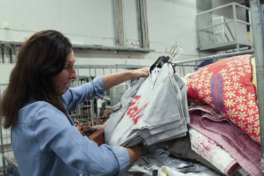 Ulrika Delphin-Morton är produktionschef på Myrornas sorteringscentral i Göteborg där de får in ungefär 20 ton kläder om dagen, och nästan lika mycket inredning.