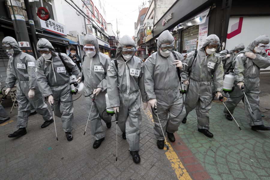 I Sydkoreas huvudstad Seoul desinficeras gator för att stoppa viruset som FN säger är en kris för hela mänskligheten.
