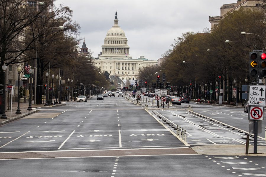 Stillsamt på gatorna i Washington, där USA:s senat har godkänt det enorma stimulanspaketet.
