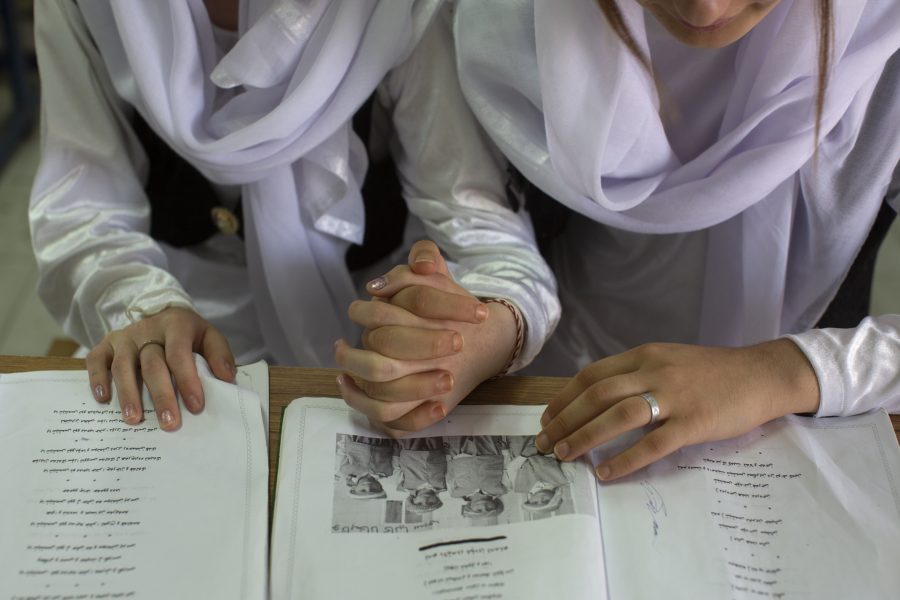 Två yazidiska flickor deltar i ett program för att återintroducera dem i deras egen kultur och religion efter flera år i fångenskap hos IS.