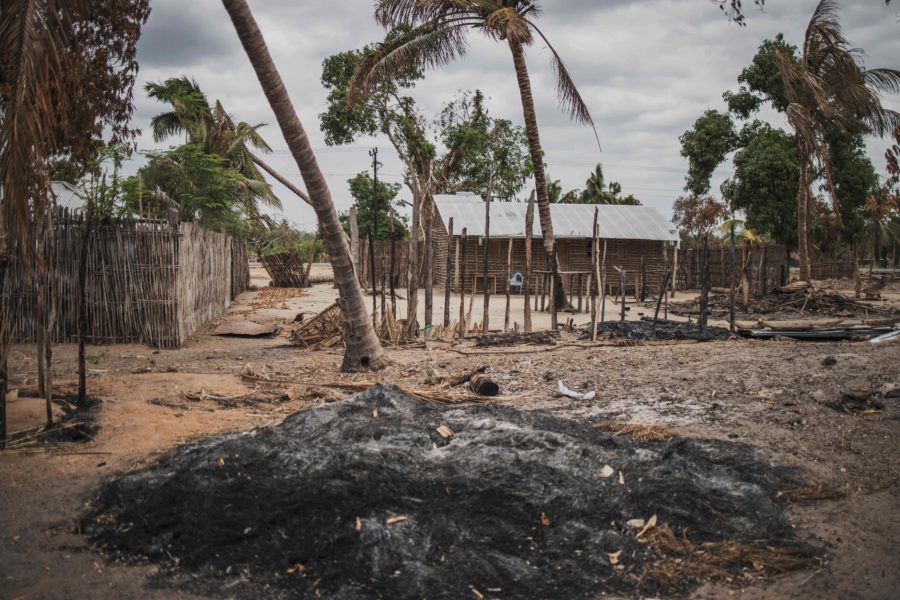 En kolhög efter en attack mot byn Aldeia da Paz utanför Macomia i Kap Delgado, Moçambique.