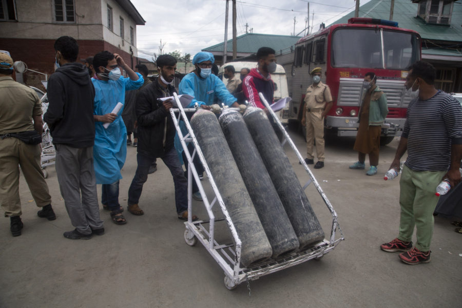 Syrgasbehållare anländer till sjukhuset i Srinagar i den indiska delstaten Jammu och Kashmir.