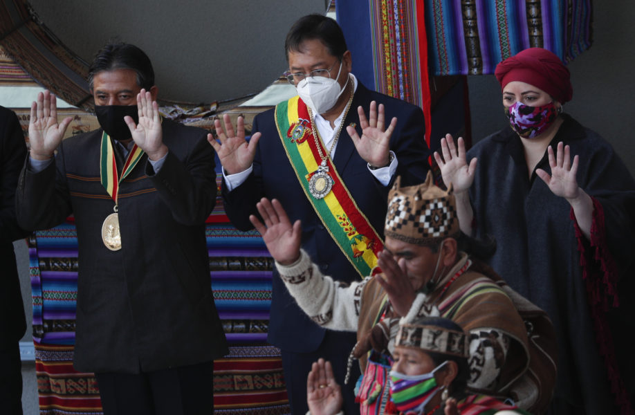 Bolivias president Luis Arce, i mitten, deltar i en ceremoni för att hedra ”Pachamama” eller Moder jord tillsammans med bland andra vicepresidenten David Choquehuanca till vänster.