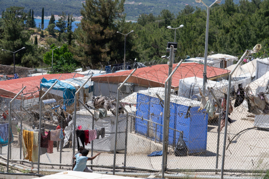 Idag bor det runt 2000 asylsökare och flyktingar i och runt lägret i Samos, som är byggt för 648 personer.