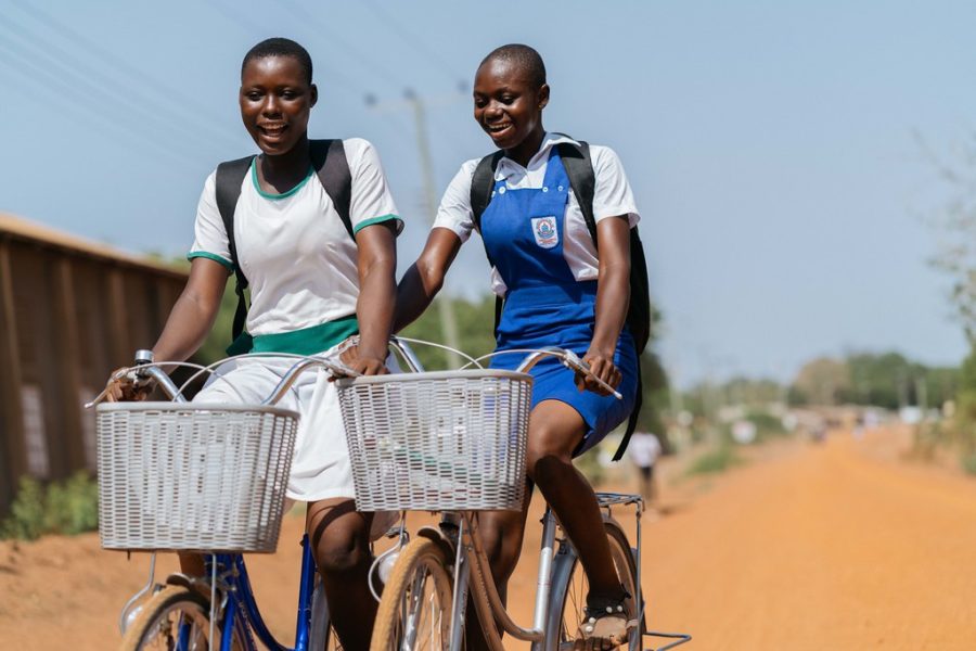 Två elever i Ghana på väg till sin skola, som ligger flera kilometer från deras hem.
