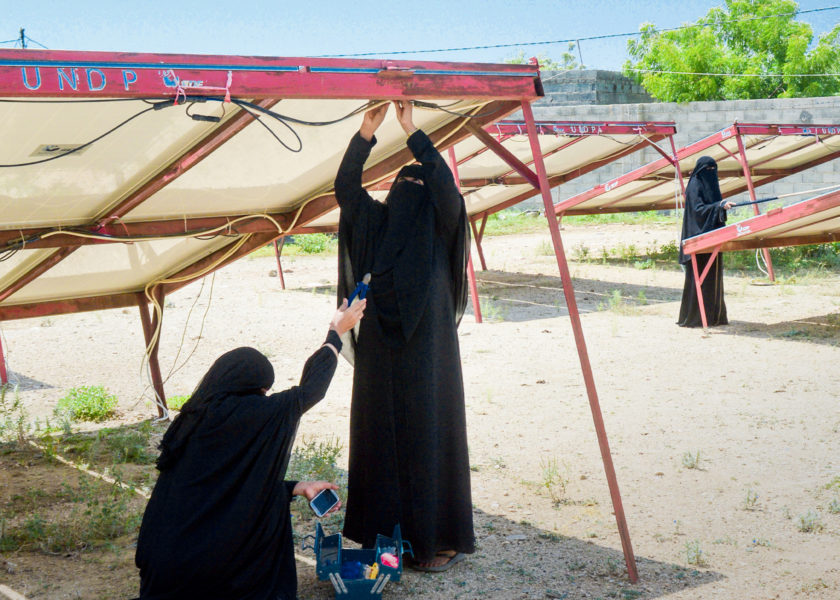 Kvinnor reparerar solpaneler i Jemen.