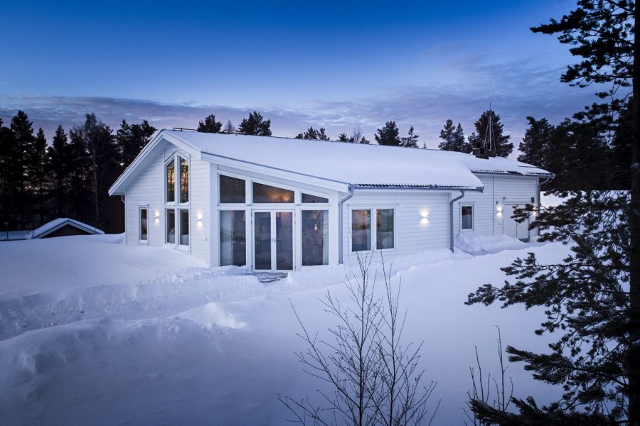 Huset Zero Sun ligger utanför Skellefteå och drivs helt av solenergi – även på vintern.
