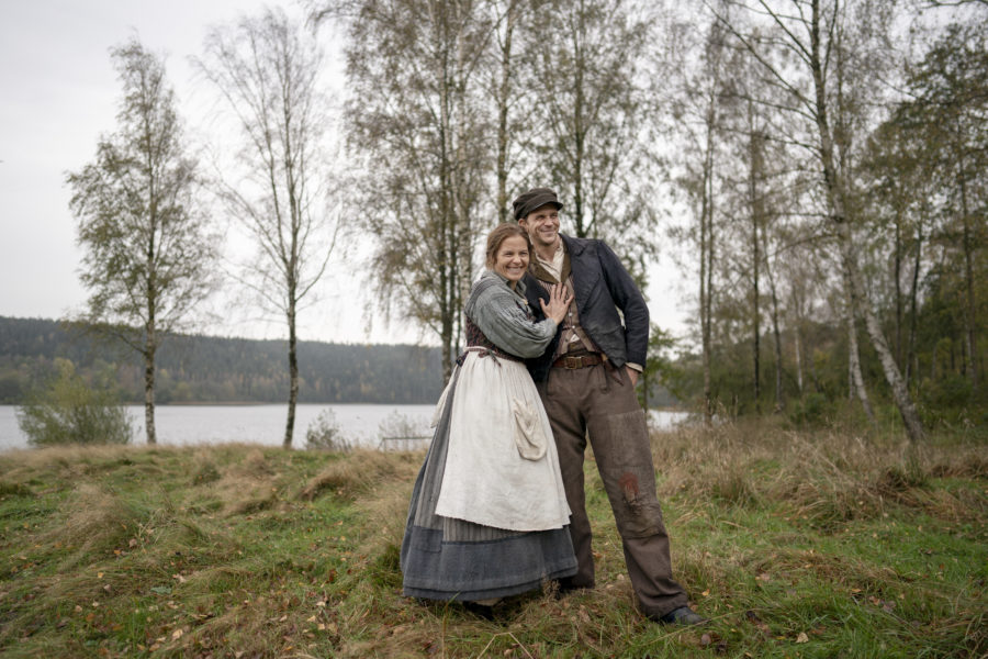 Lisa Carlehed och Gustav Skarsgård spelar huvudrollerna i nyfilmatiseringen av Utvandrarna, med premiär på juldagen.