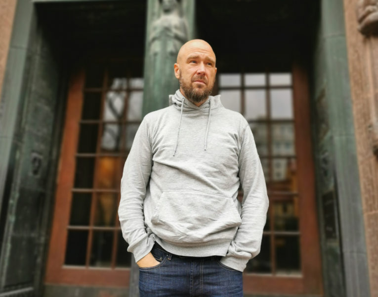 Jonas Lundström är aktivist, postkristen teolog och författare, aktuell med boken Avväpna människan.