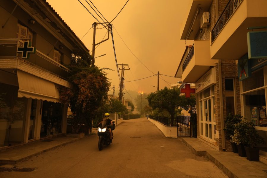 Skogsbränder norr om Aten färgade himlen i gula och röda toner under sommaren.