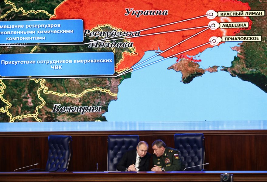 Rysslands president Vladimir Putin och generalen Valery Gerasimov pratar med varandra under ett försvarsmöte.